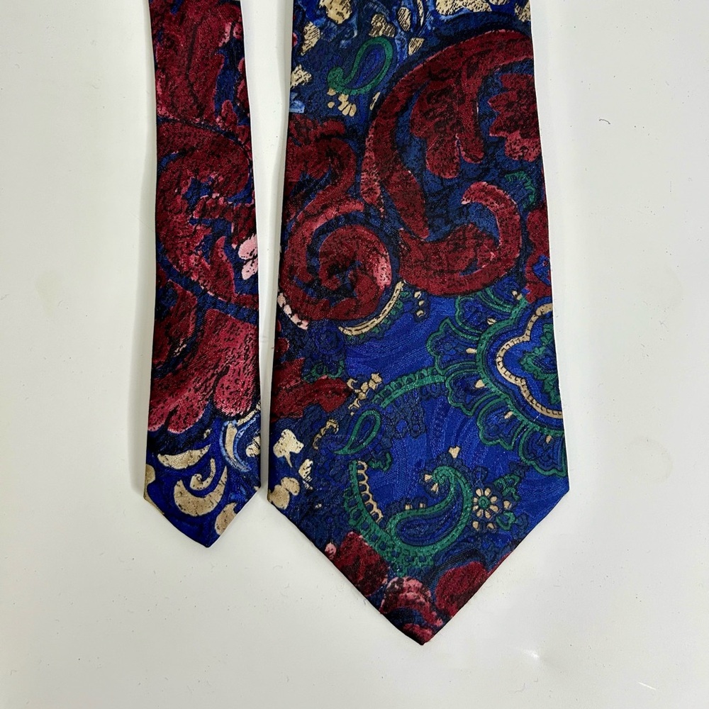 Gorgeous Oleg Cassini Tie, good for business casual, office, work, church, etc.